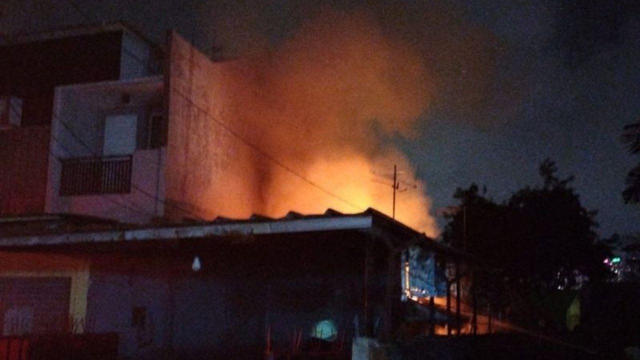 Kebakaran hebat menghanguskan sebuah rumah di Palmerah, Jakarta Barat dini hari tadi, mengakibatkan kerugian materiil sekitar Rp80 juta, namun petugas berhasil memadamkan api dan memastikan tidak ada korban jiwa.