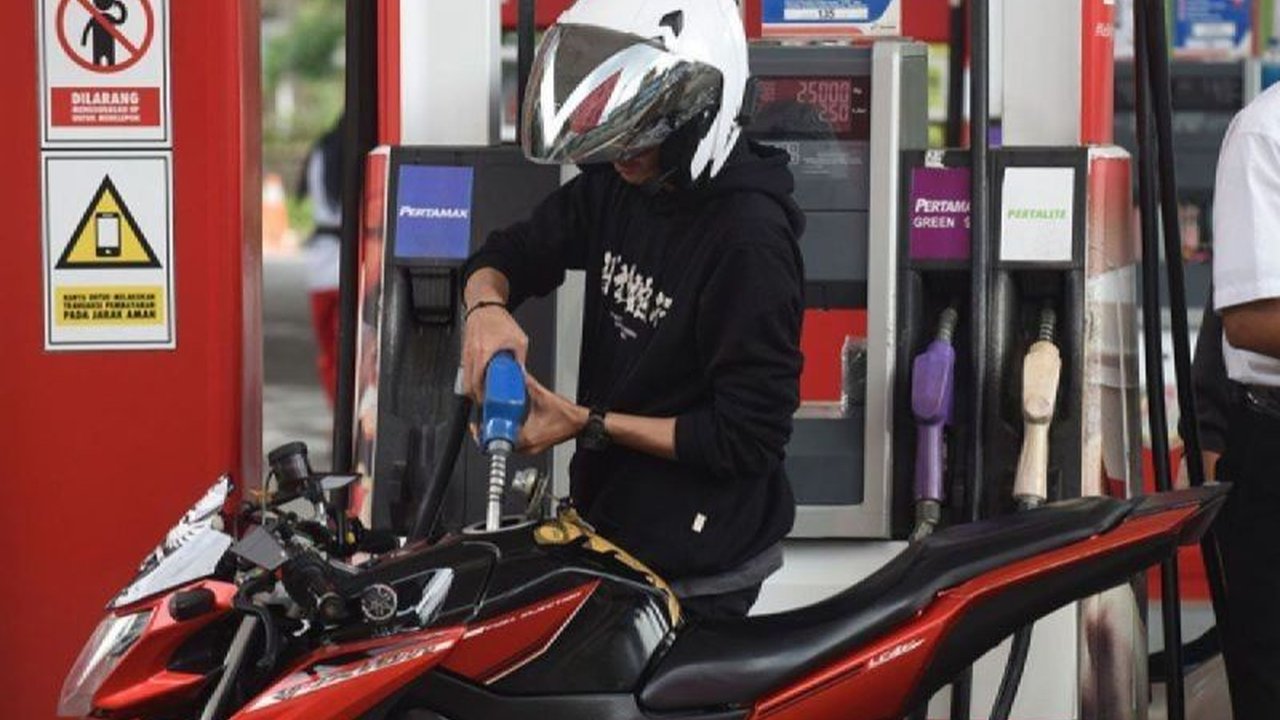 Harga BBM Revvo 90 di SPBU Vivo turun Rp110 per liter, sementara harga BBM di SPBU Pertamina, Shell, dan BP tetap stabil di awal pekan keempat Februari 2025.