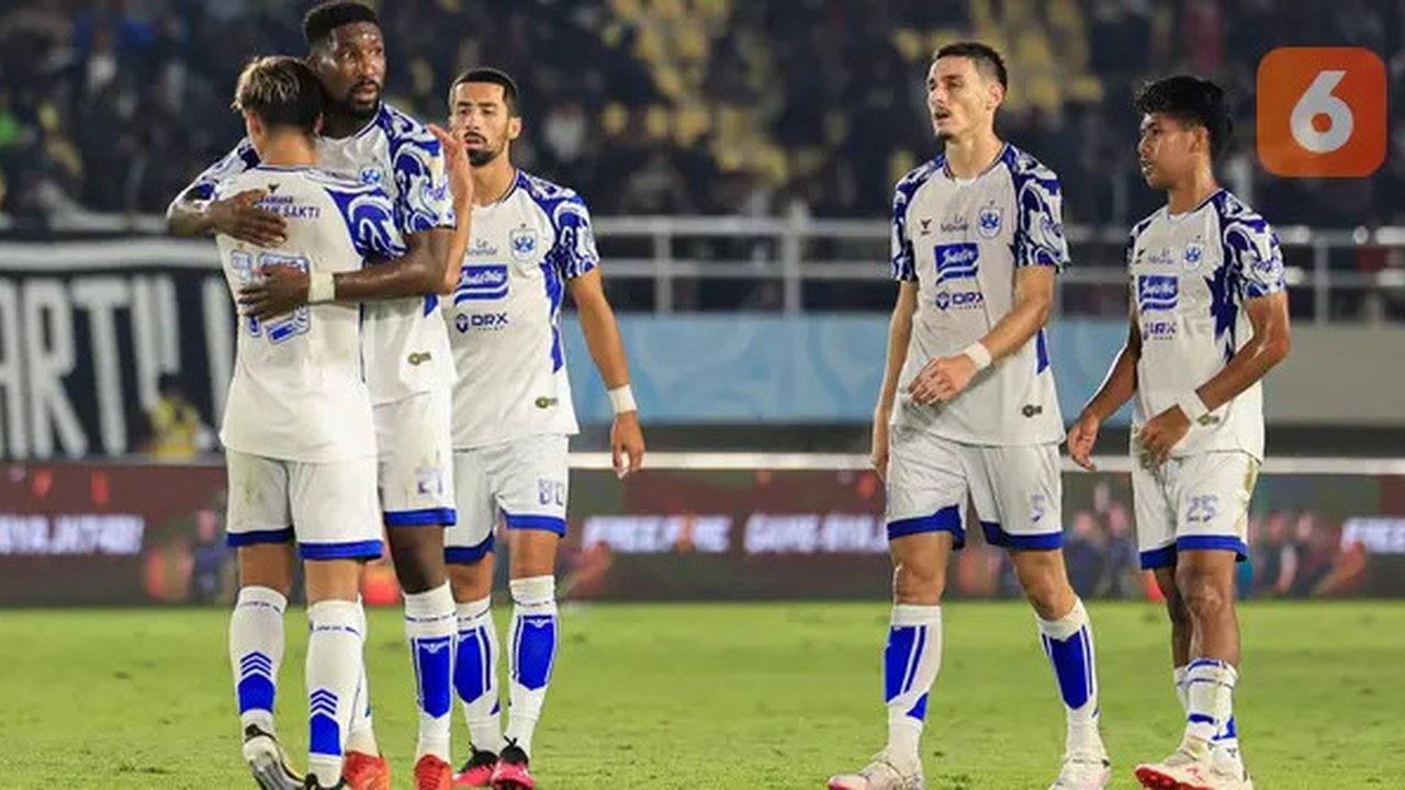 Para pemain PSIS Semarang merayakan kemenangan pentingnya pada laga Derbi Jawa Tengah melawan Persis Solo dalam duel yang berlangsung di Stadion Manahan, Solo, Sabtu (17/8/2024). (Bola.com/ R