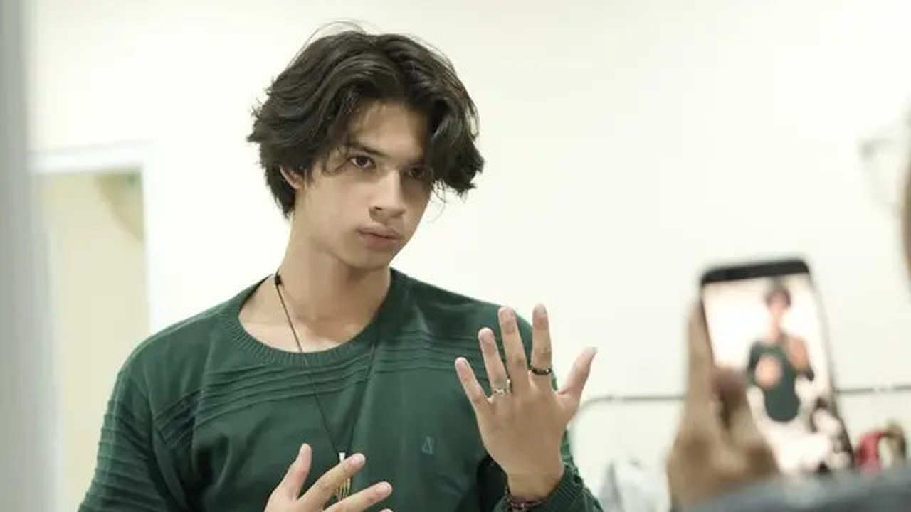 Sinetron Asmara Gen Z di SCTV melahirkan sejumlah idola baru salah satunya, Arya Mohan yang memerankan Mohan. Mengisi waktu luang, ia main puzzle. (Foto: Dok. Instagram @aryamohan7)