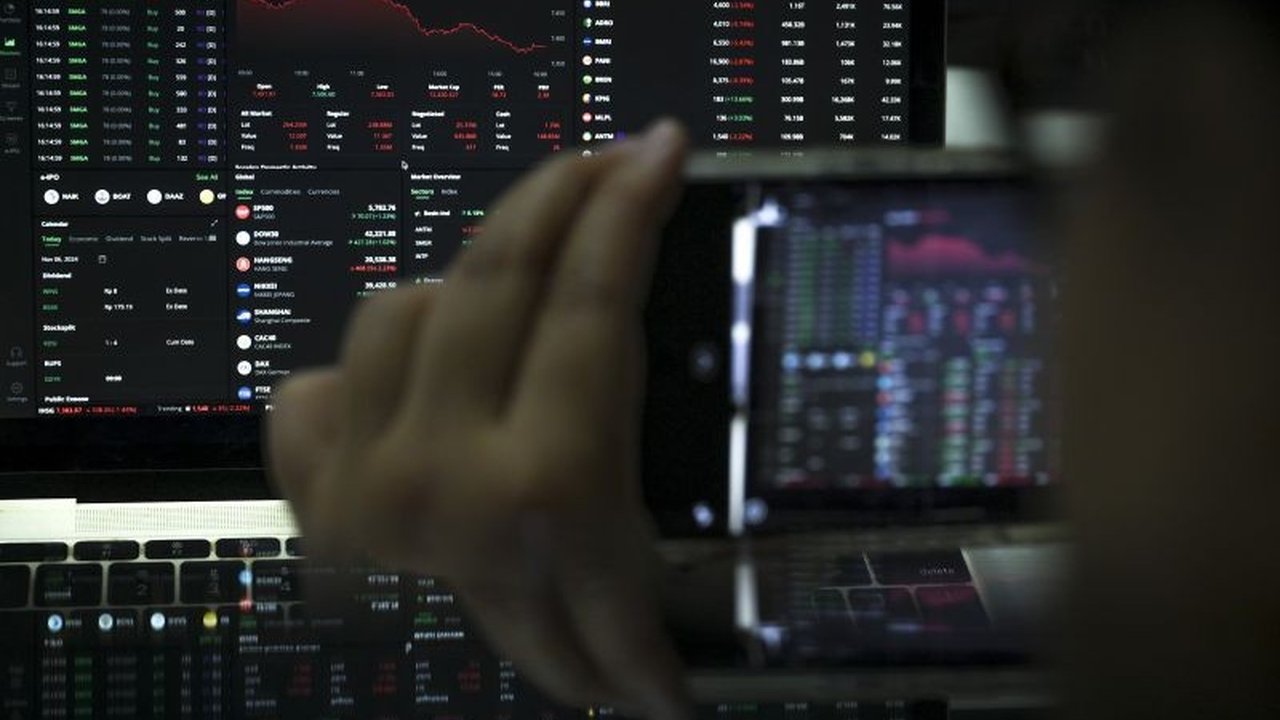 IHSG diprediksi menguat di tengah peresmian Danantara, didorong oleh sentimen positif dari peluncuran *sovereign wealth fund* dan tren positif di pasar saham Eropa, meskipun Wall Street mengalami pelemahan.