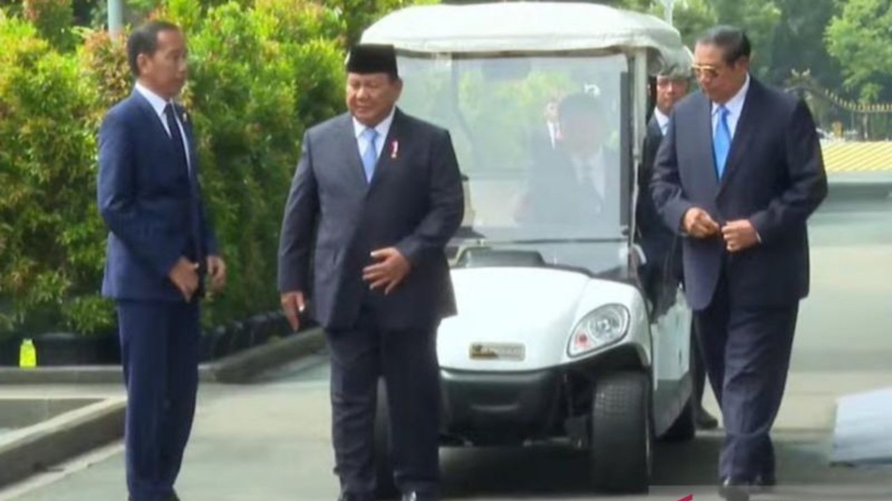 Tiga mantan Presiden Indonesia, Jokowi, SBY, dan Prabowo, tiba bersama menggunakan mobil buggy dalam acara peluncuran Badan Pengelola Investasi Dana Anagata Nusantara (BPI Danantara) di Istana Kepresidenan Jakarta.