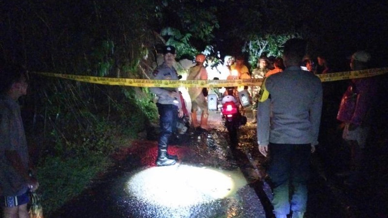 Tim SAR berhasil evakuasi korban longsor di Garut, Jawa Barat, namun ditemukan meninggal dunia setelah tertimbun berjam-jam akibat hujan deras.