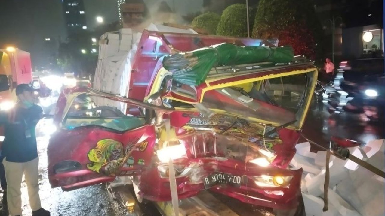 Kecelakaan tunggal yang melibatkan sebuah truk di Jalan Gatot Subroto, Jakarta Selatan, mengakibatkan satu orang tewas dan kerusakan parah pada kendaraan.