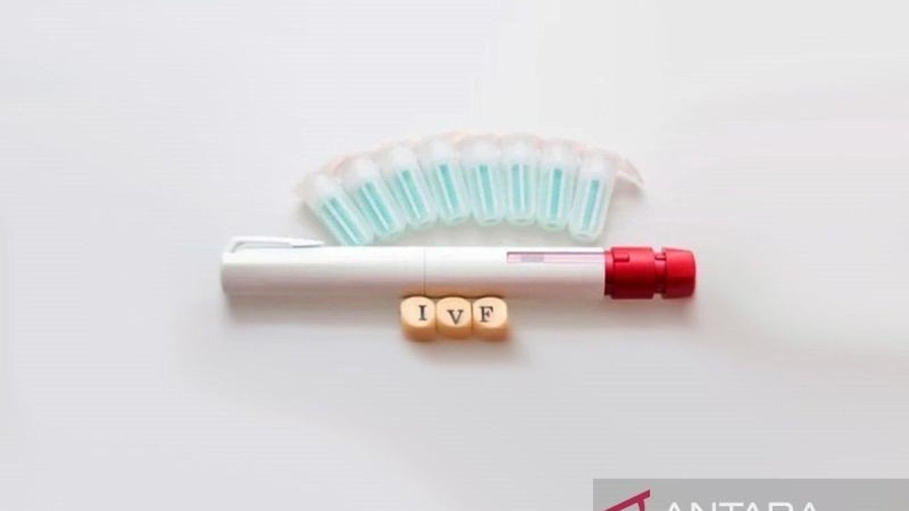 Tiga kiat penting dalam menjalani kehamilan di usia 40 tahun ke atas, meliputi skrining medis, pemilihan embrio berkualitas, dan pendampingan ketat, diungkap oleh dr. Benediktus Arifin.