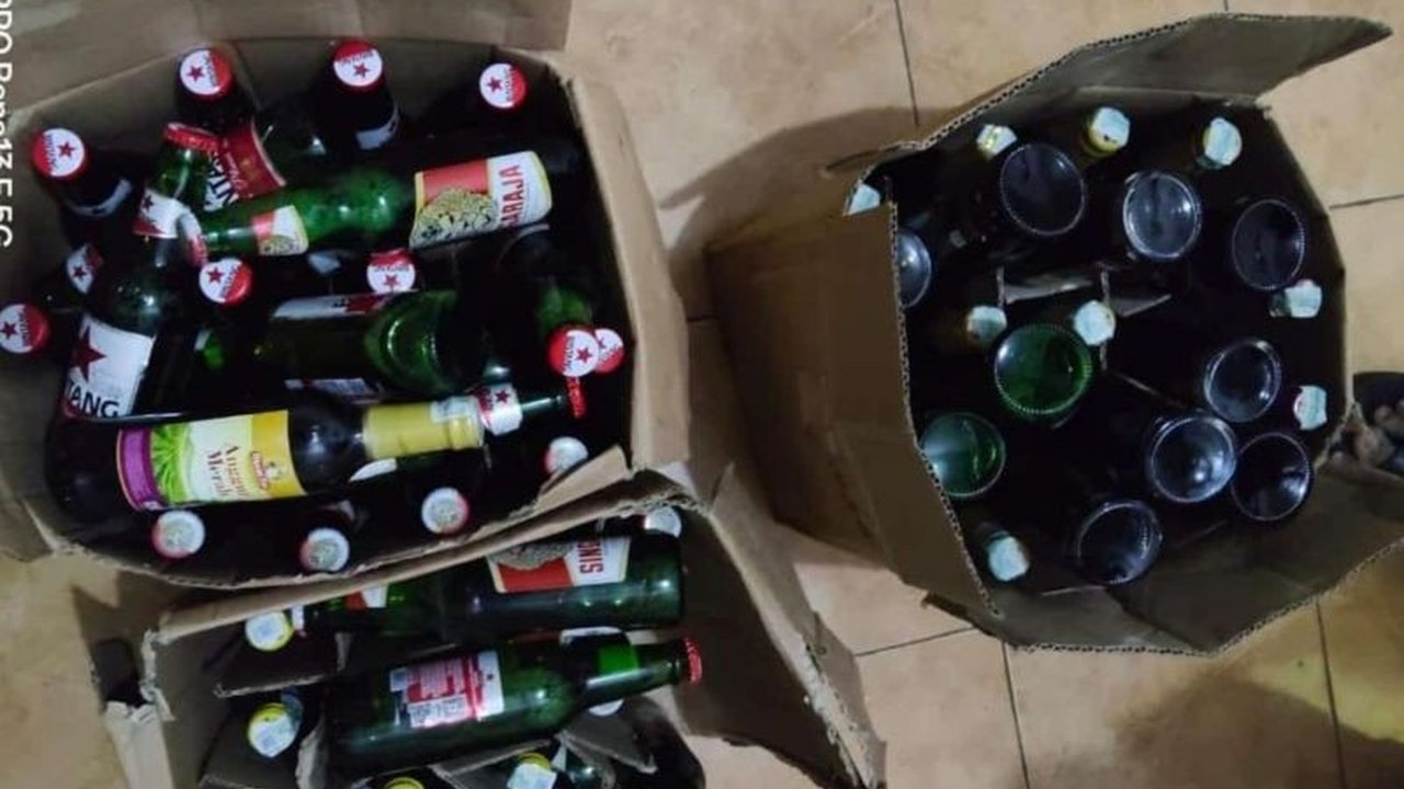 Polres Musi Rawas memberikan sanksi tegas berupa tiga bulan penjara kepada penjual miras ilegal di Muara Beliti, Sumatera Selatan, setelah berhasil mengamankan puluhan botol miras berbagai merek.