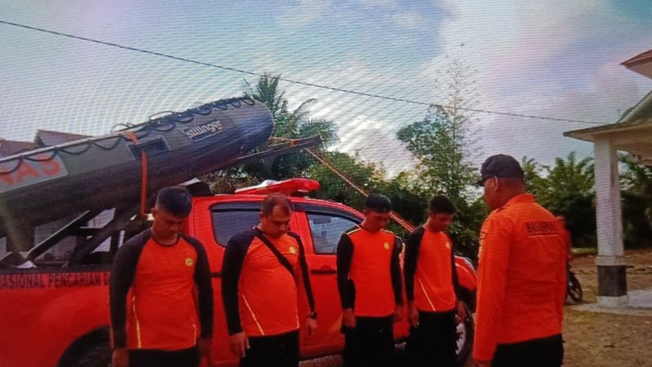 Tim gabungan Basarnas Pasaman, BPBD Pasaman Barat, dan nelayan masih melakukan pencarian terhadap Urfa (12), seorang warga yang terseret ombak di Pantai Sikilang, Pasaman Barat, Sumatera Barat.