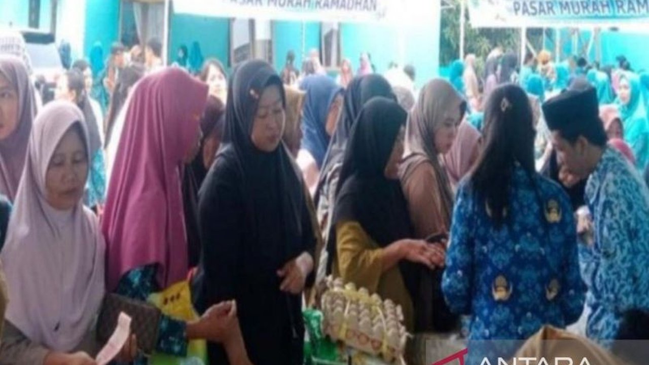 Pemkab Tanah Bumbu menggelar Gerakan Pangan Murah (GPM) di 12 kecamatan untuk membantu masyarakat mendapatkan bahan pokok dengan harga terjangkau menjelang Ramadhan 2025.