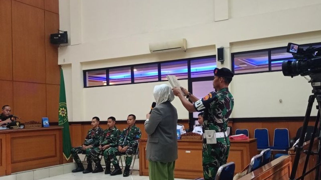 Pemilik rental mobil, Ilyas Abdurrahman, meninggal dunia akibat luka tembak yang menembus jantung dan hati; tiga oknum TNI AL didakwa terlibat.