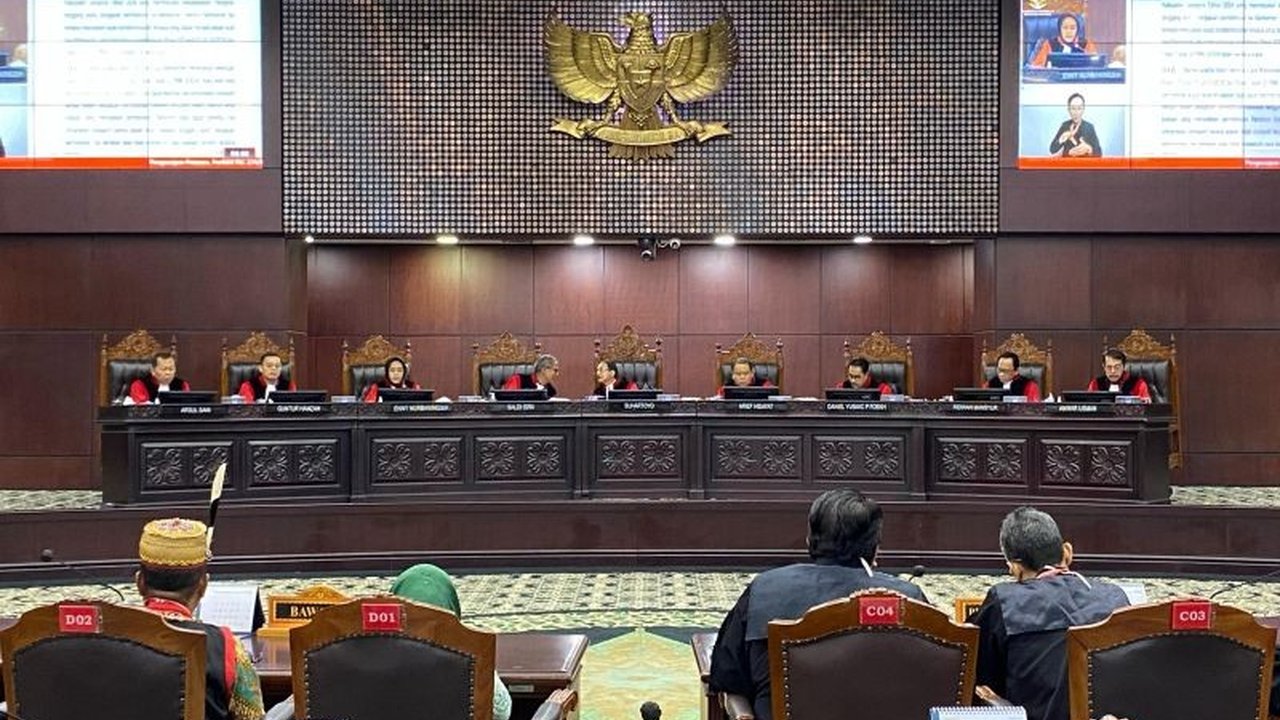 Mahkamah Konstitusi (MK) mendiskualifikasi Anggit Kurniawan Nasution sebagai cawabup Pasaman karena terbukti menyembunyikan statusnya sebagai mantan terpidana, sehingga Pemilihan Bupati dan Wakil Bupati Pasaman akan dilakukan Pemungutan Suara Ulang (PSU).