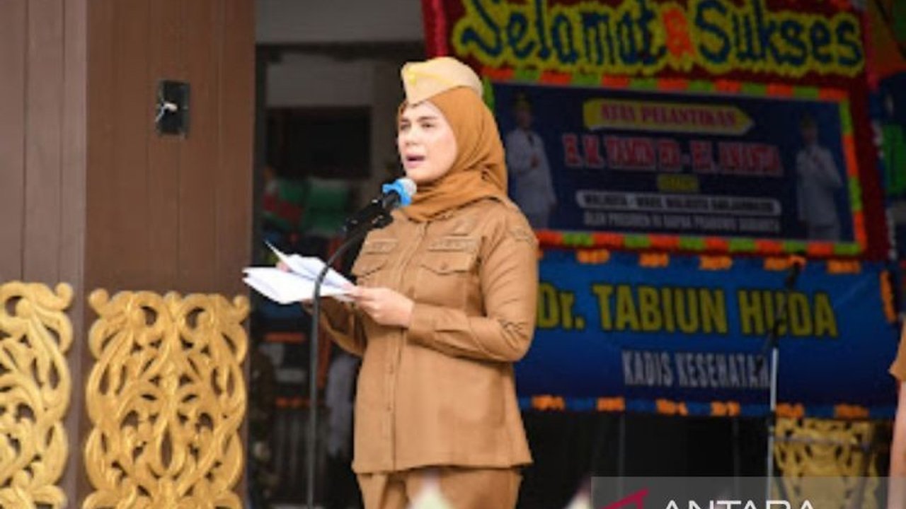 Pemkot Banjarmasin di bawah kepemimpinan sementara Wakil Wali Kota Hj. Ananda berkomitmen menangani darurat sampah selama 24 jam akibat penutupan TPAS Basirih dan mengedukasi masyarakat untuk peduli lingkungan.