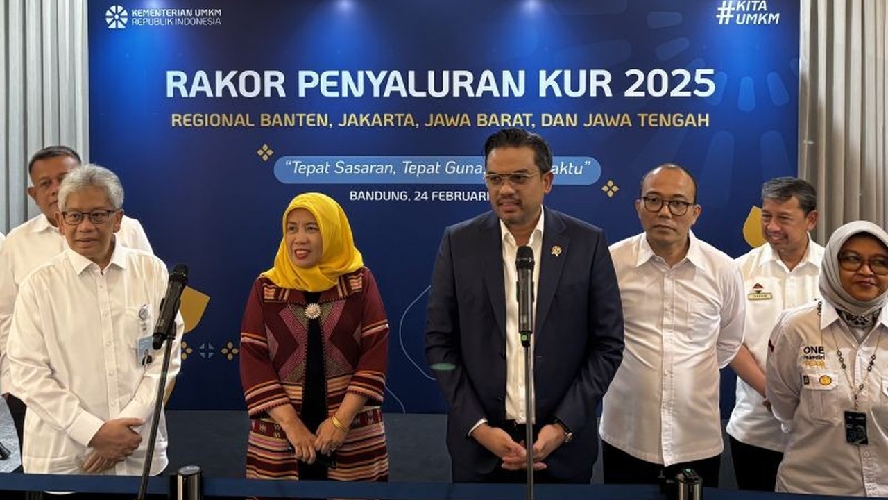 Pemerintah Indonesia menargetkan penyaluran kredit usaha rakyat (KUR) sebesar Rp300 triliun (sekitar US$18,4 miliar) pada tahun 2025, dengan subsidi bunga dan upaya peningkatan kualitas.
