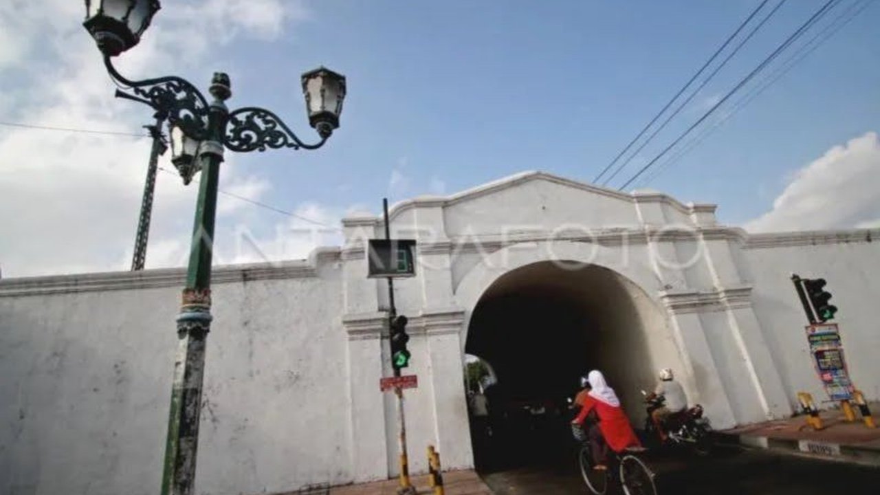 Dishub DIY akan uji coba sistem satu arah di Plengkung Nirbaya selama sebulan mulai Maret 2025 untuk mengurangi beban lalu lintas dan mencegah kerusakan lebih lanjut pada bangunan cagar budaya tersebut.