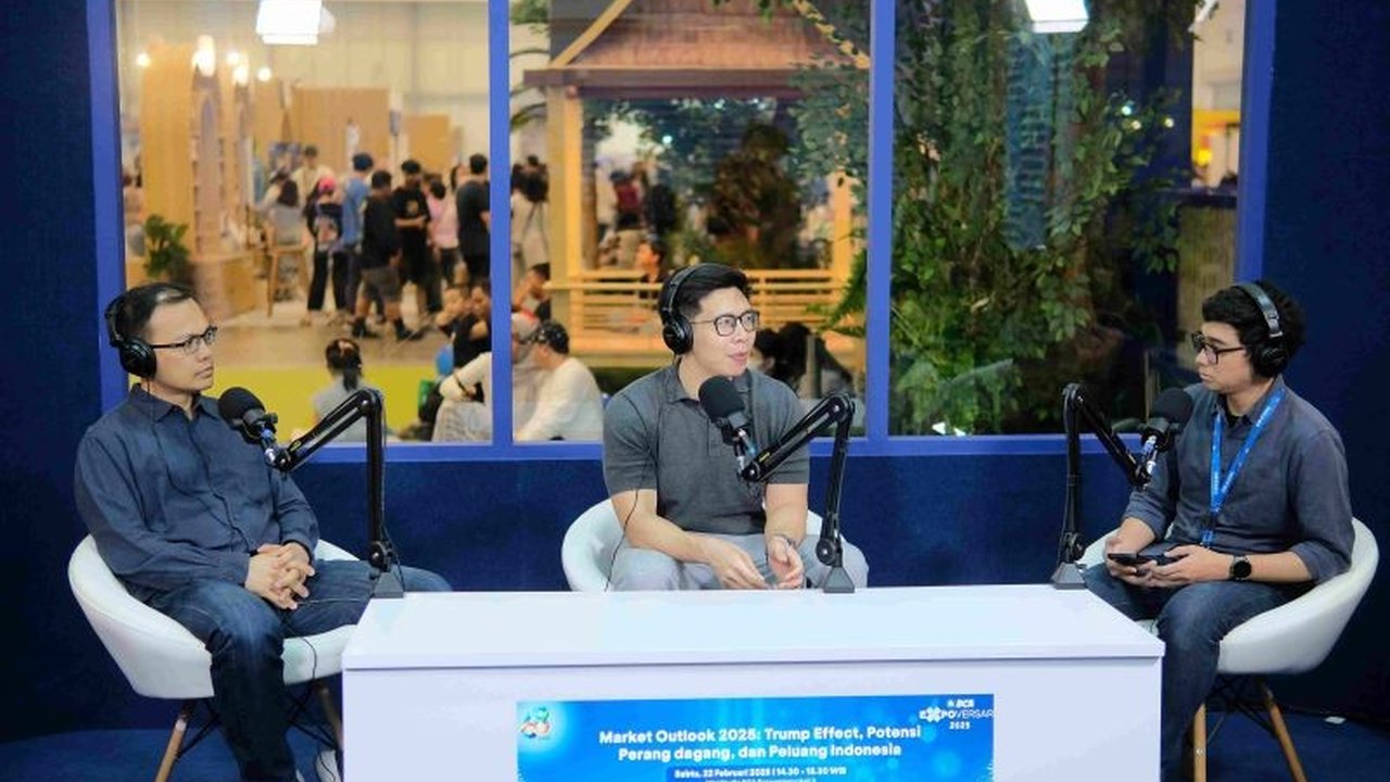 BCA memproyeksikan pertumbuhan ekonomi Indonesia yang positif di kisaran 4,8-5 persen pada 2025, didorong kebijakan pemerintah dan peningkatan jumlah penduduk produktif, meskipun masih ada tantangan global.