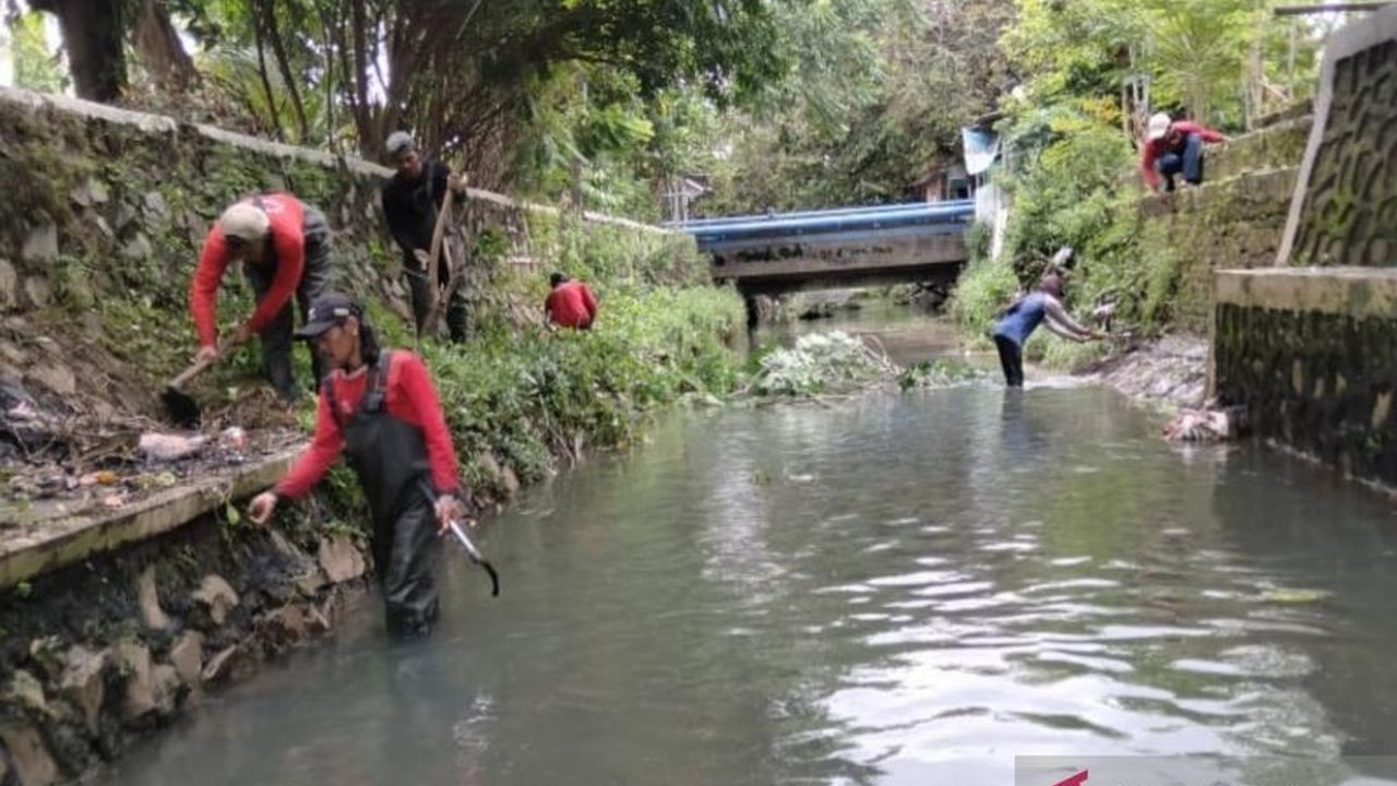 Dinas Bina Marga Bekasi normalisasi aliran sungai di Perumahan Bumi Bekasi Baru Utara untuk meningkatkan kenyamanan warga dan mendukung program Kali Bersih, sekaligus bagian dari program 100 hari kerja Wali Kota terpilih.