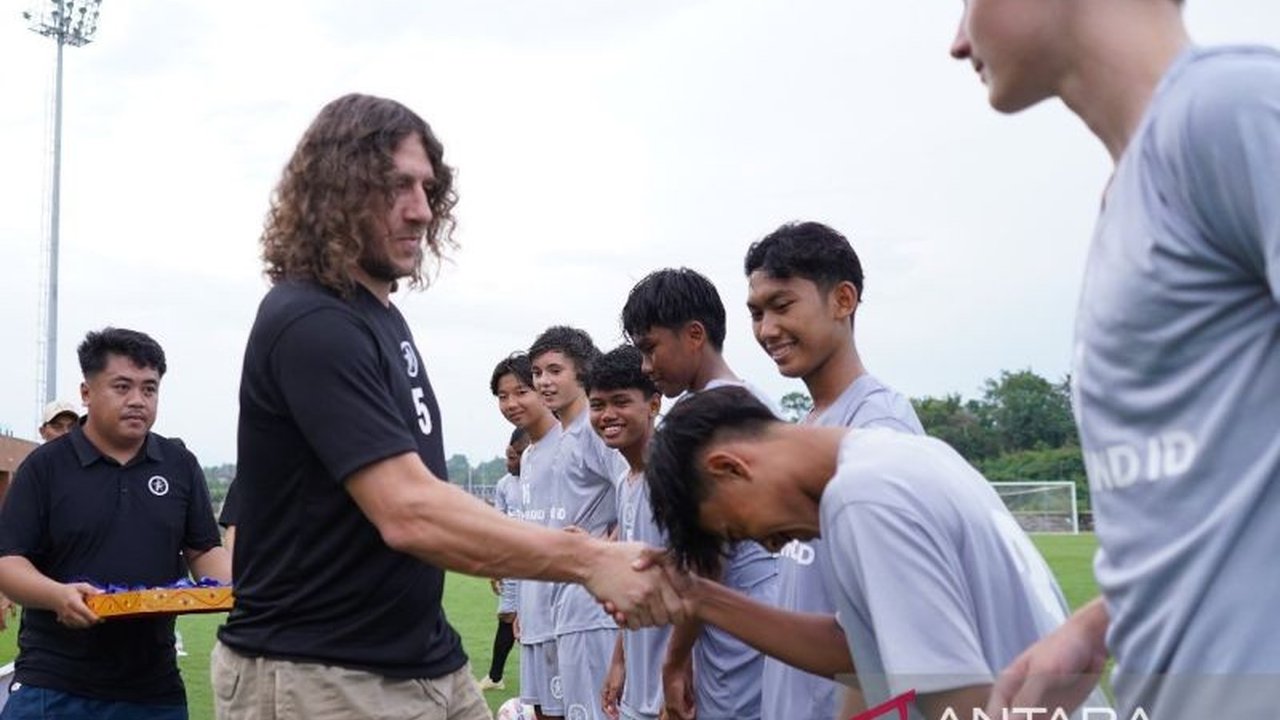 Legenda Barcelona, Carles Puyol, bersama mantan pemain Timnas Indonesia memantau 11 pemain muda berbakat di Bali, membakar semangat mereka meraih mimpi profesional.