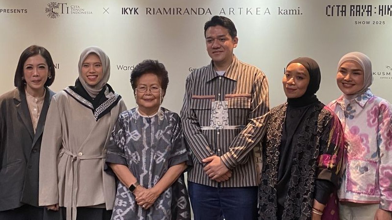 Lomma dan Cita Tenun Indonesia luncurkan koleksi 'Cita Raya: Hikayat', perpaduan busana modest wear dengan kain tenun dari berbagai daerah di Indonesia, ditampilkan dalam peragaan busana di Jakarta.