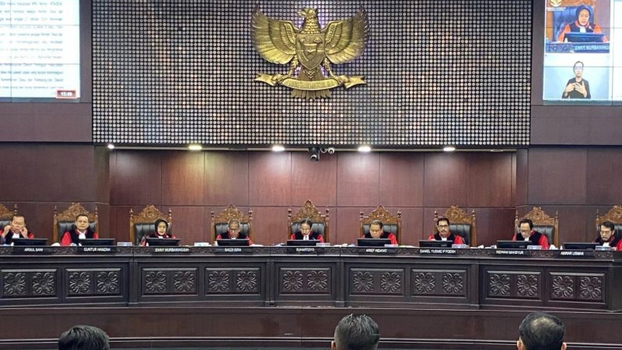 Mahkamah Konstitusi menolak permohonan sengketa hasil Pilkada Papua Pegunungan 2024 dari pasangan Befa Yigibalom dan Natan Pahabol karena selisih suara yang signifikan dan dalil-dalil yang tidak beralasan hukum.