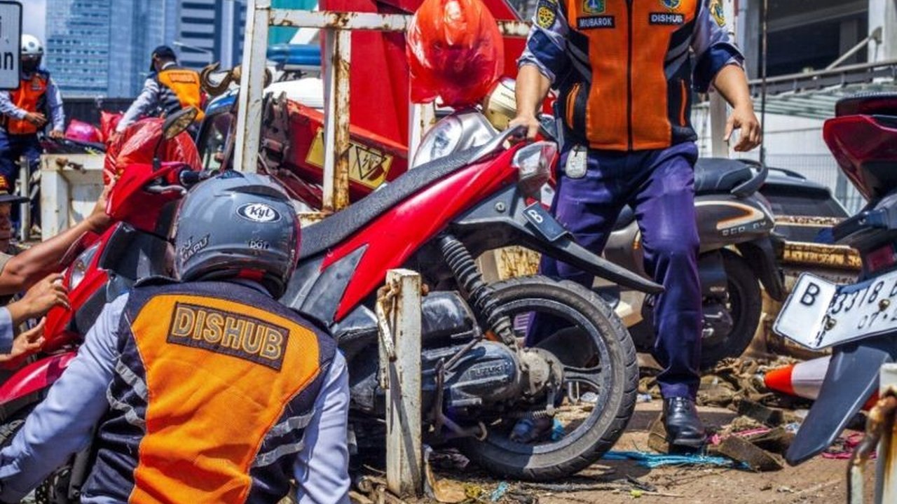 Sudinhub Jaksel melakukan operasi gabungan dan menertibkan 9 sepeda motor parkir liar di Setiabudi, serta memberikan imbauan kepada pengendara untuk mematuhi peraturan lalu lintas.