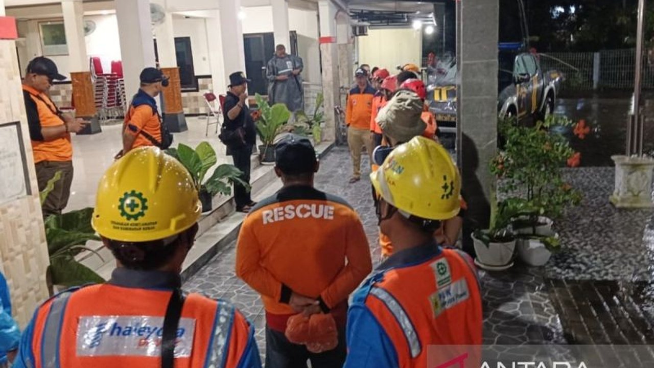 Hujan deras Senin siang menyebabkan banjir di beberapa titik di Kabupaten Sukoharjo, Jawa Tengah, dengan evakuasi warga masih berlangsung di Desa Kedungwinong, Kecamatan Nguter.