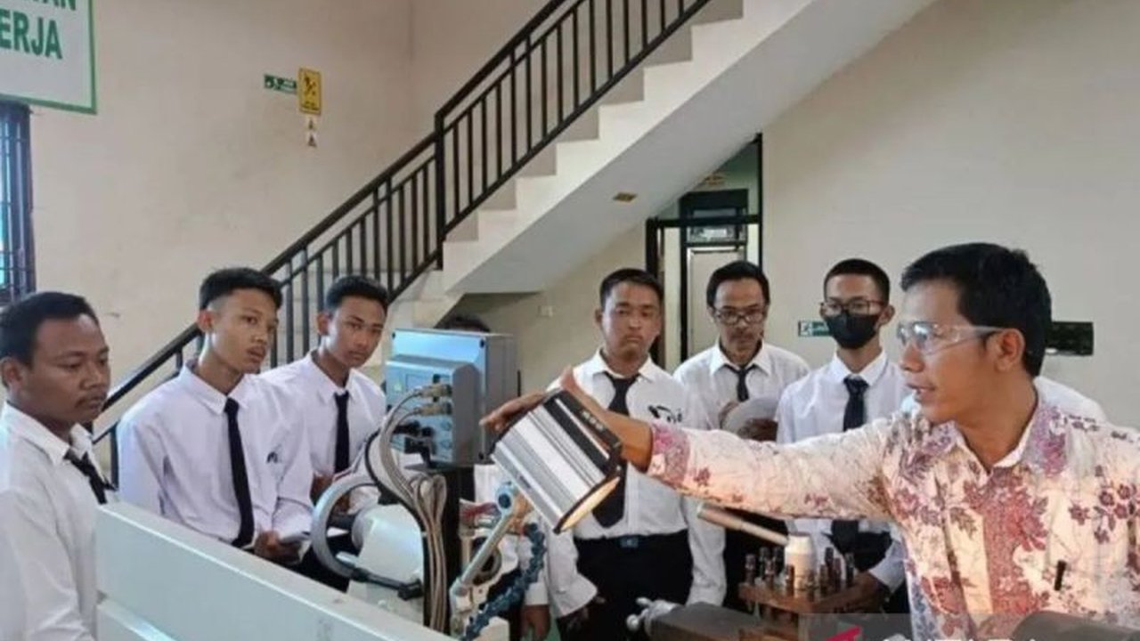 Pusat Pelatihan Kerja Daerah Jakarta Timur berinovasi dengan program Mobile Training Unit (MTU) dan magang luar negeri untuk mendukung program Pramono Anung-Rano Karno dalam mengurangi pengangguran di Jakarta.