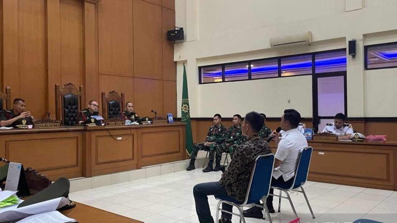 Polisi mengungkapkan pelaku penembakan bos rental mobil di Tol Tangerang-Merak terekam CCTV, dan seorang oknum TNI AL menjadi tersangka utama dalam kasus tersebut.