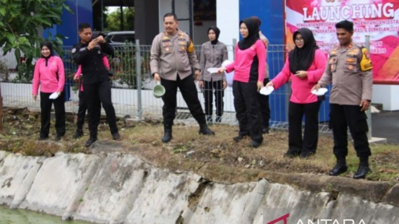 Polres Sumenep, Jawa Timur, meluncurkan Program Pekarangan Pangan Lestari untuk mendukung ketahanan pangan nasional dan program Makan Bergizi Gratis, memberdayakan masyarakat dengan pengelolaan lahan pekarangan yang produktif.