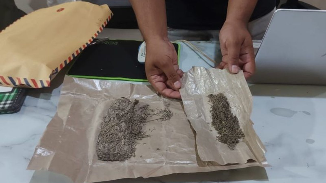 Satuan Narkoba Polres Lombok Timur menggerebek kampung bebas narkoba di Masbagik dan mengamankan empat terduga pelaku beserta barang bukti ganja, uang tunai, dan alat hisap sabu.