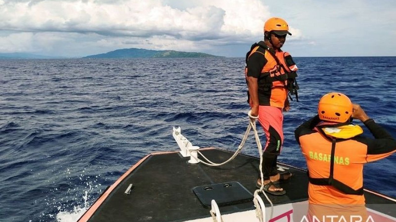 Seorang wanita berusia 65 tahun, Latifa Sunet, dilaporkan melompat dari KM Barcelona di perairan Tanjung Alang, Ambon; Tim SAR gabungan dikerahkan untuk melakukan pencarian.