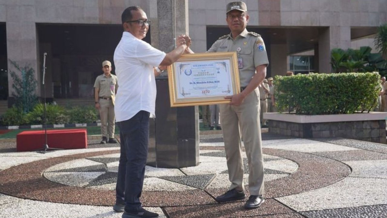 Wali Kota Administrasi Jakarta Selatan, Munjirin, mendapat penghargaan Tokoh Inspiratif 2024 dari Wartawan Jakarta Selatan atas kepemimpinannya yang inovatif dan berdampak.