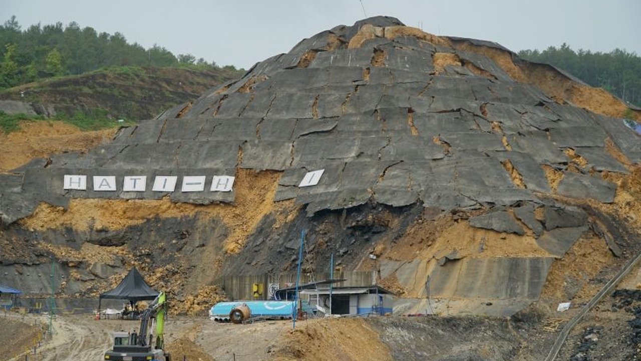 Hujan deras menyebabkan ambrolnya dinding beton penguat tebing Bendungan Bagong, Trenggalek, Jawa Timur; namun, pihak berwenang memastikan bangunan utama tetap aman.