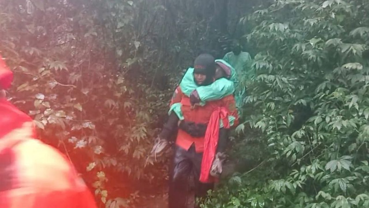 Setelah dilaporkan hilang di Gunung Bawakaraeng, seorang pendaki perempuan berhasil ditemukan selamat oleh tim SAR gabungan dan telah dievakuasi.