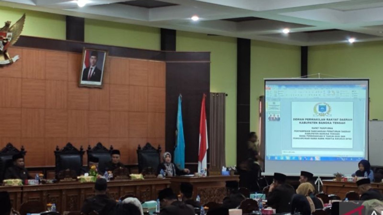 Pemerintah Kabupaten Bangka Tengah mengajukan tiga Raperda krusial kepada DPRD, meliputi Pilkades serentak, Badan Permusyawaratan Desa, dan pendidikan inklusif, demi kemajuan daerah.