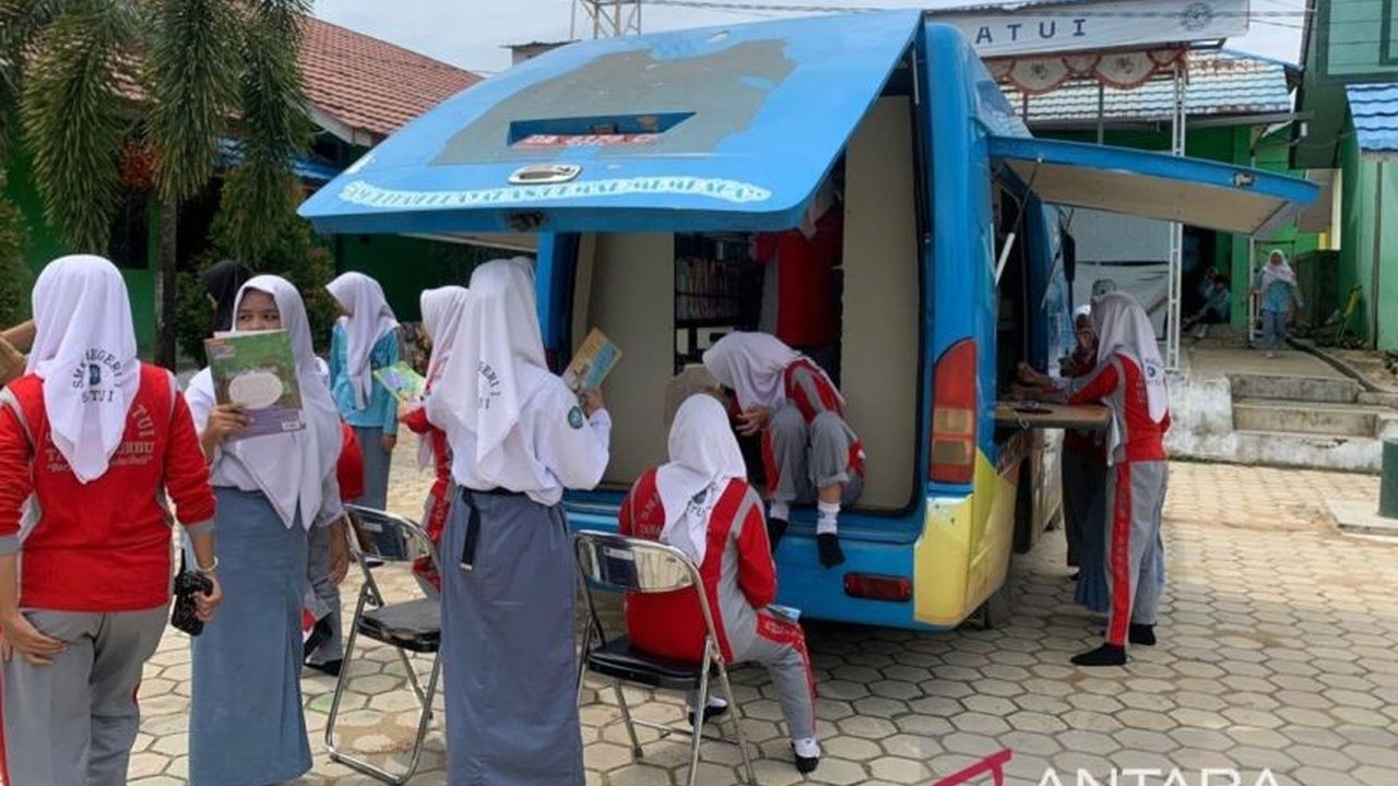 Dinas Perpustakaan dan Kearsipan Kalimantan Selatan menargetkan peningkatan Indeks Pembangunan Literasi Masyarakat (IPLM) hingga peringkat tiga besar nasional pada tahun 2025 melalui berbagai program peningkatan literasi.