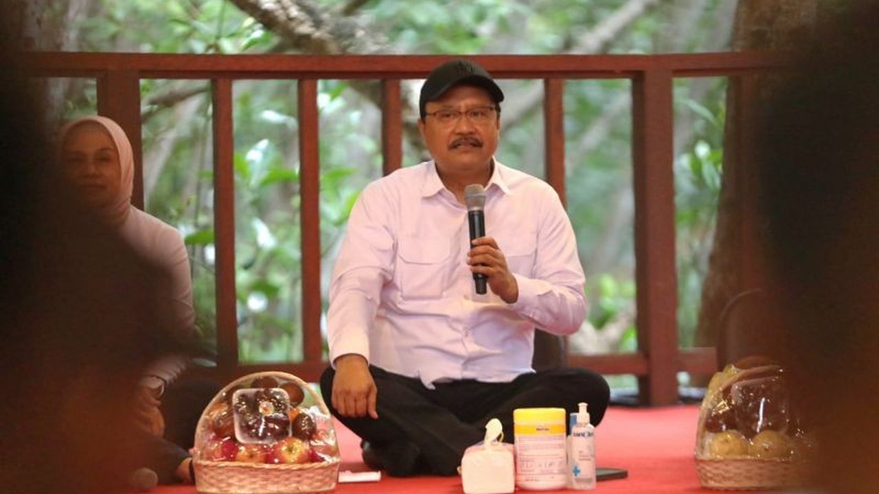 Menteri Sosial Saifullah Yusuf memimpin kerja bakti revitalisasi Tahura Ngurah Rai di Bali, berkolaborasi dengan berbagai pihak untuk mengatasi krisis sampah dan memberdayakan masyarakat.