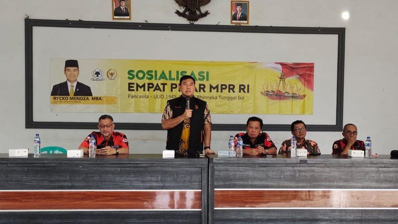 Anggota MPR RI, Rycko Menoza, sosialisasikan Empat Pilar Kebangsaan di Bandarlampung untuk memperkuat pemahaman masyarakat tentang Pancasila, UUD 1945, NKRI, dan Bhinneka Tunggal Ika, serta menjaga generasi muda dari ancaman perpecahan di era digital.