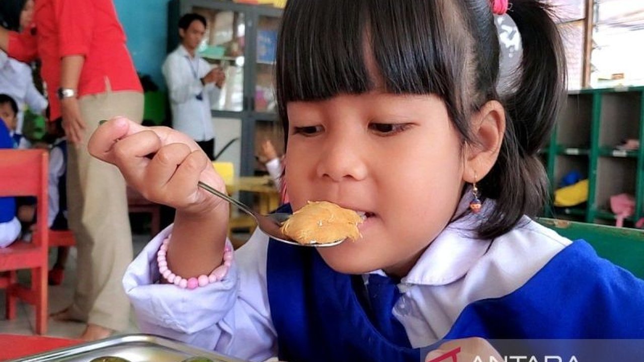 Program Makanan Bergizi Gratis (MBG) di Kabupaten Kotawaringin Timur (Kotim), Kalimantan Tengah, telah resmi diluncurkan, memberikan manfaat bagi 2.890 pelajar dari berbagai jenjang pendidikan.
