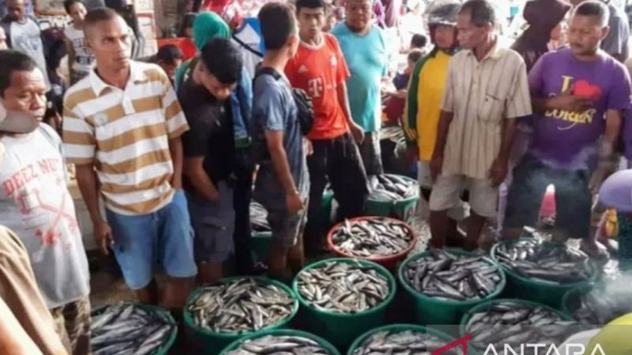 Dinas Perikanan Karawang menurunkan target retribusi Tempat Pelelangan Ikan (TPI) tahun ini menjadi Rp720 juta setelah realisasi tahun lalu jauh di bawah target, hanya mencapai Rp300 juta dari target Rp1 miliar.