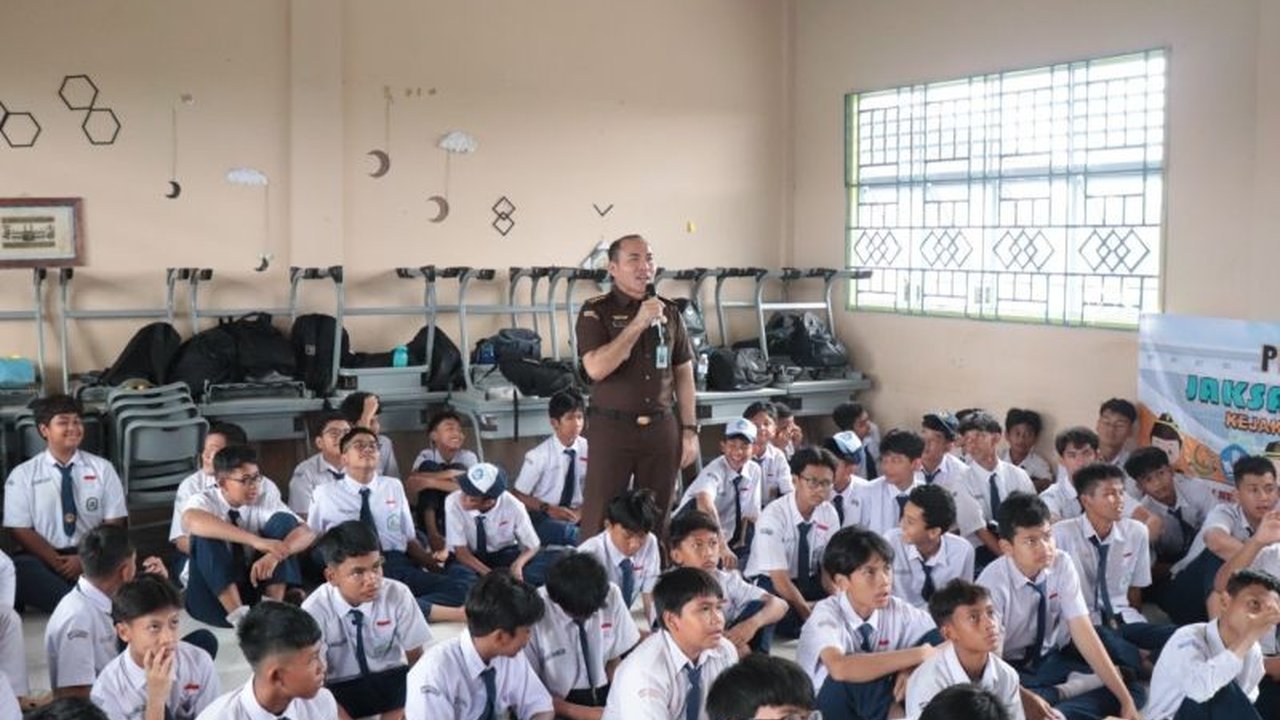 Kejaksaan Tinggi Kepri giat mencegah penyalahgunaan narkoba dan perundungan di sekolah-sekolah Kepri melalui program Jaksa Masuk Sekolah (JMS) yang memberikan pemahaman hukum dan bahaya narkoba serta perundungan.