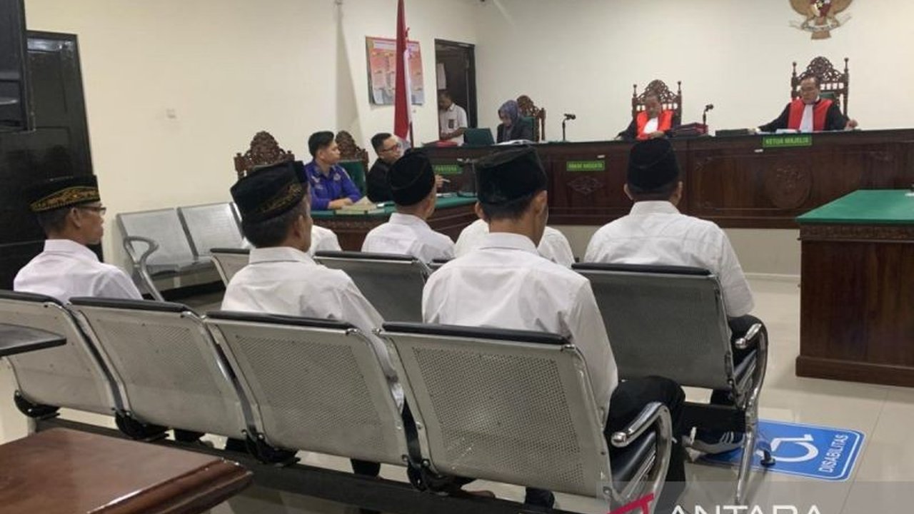 Pengadilan Negeri Tipikor Bengkulu menjatuhkan vonis penjara dan denda terhadap enam terdakwa kasus korupsi pembangunan Pasar Inpres Bintuhan Kaur tahun 2022, mengakibatkan kerugian negara hingga Rp2,6 miliar.