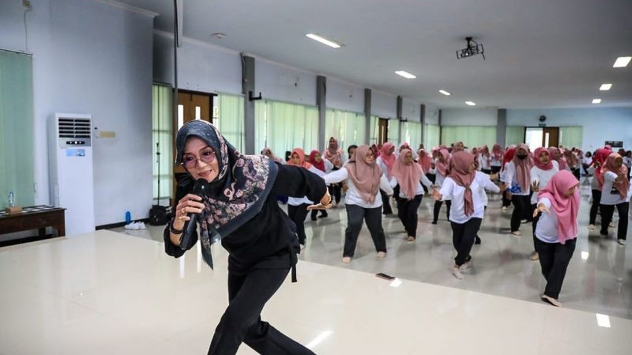 Dinas Pendidikan Kota Kediri melatih guru TK menari Gogor Putih, tari tradisional yang terinspirasi dari ikon Kota Kediri, Macan Putih, untuk menumbuhkan kreativitas dan melestarikan budaya lokal.