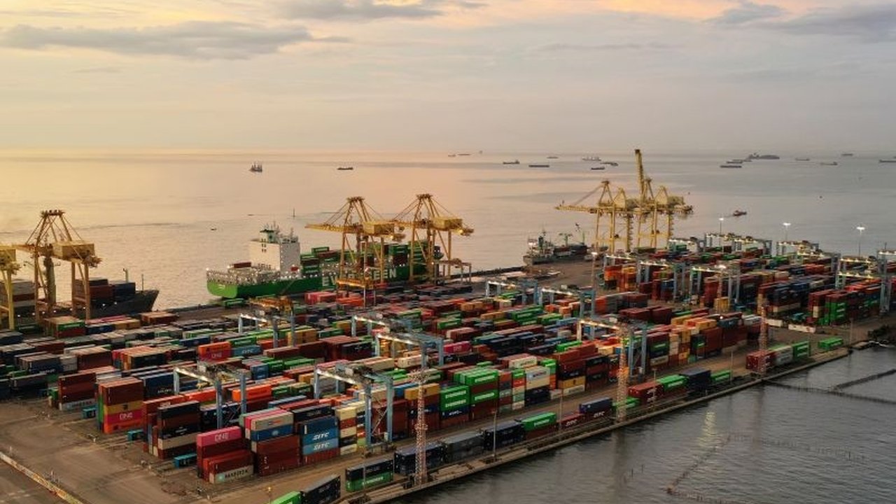 PT Pelindo Terminal Petikemas menambah dua harbour mobile crane dan empat quay container crane di TPK Semarang untuk mengantisipasi peningkatan arus peti kemas hingga 1,2 juta TEUs pada 2029.