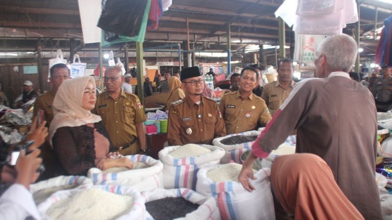 Jelang Ramadhan, Pemkot Bukittinggi turun langsung ke pasar untuk memastikan ketersediaan bahan pokok dan menampung keluhan pedagang terkait harga dan kondisi pasar.
