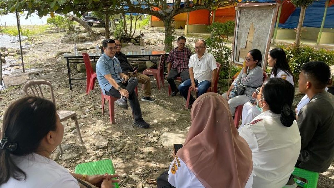 Anggota DPR Bane Raja Manalu menerima aspirasi 160 tenaga kesehatan honorer di Dairi, Sumut, yang di-PHK dan berupaya mencari solusi atas permasalahan tersebut.