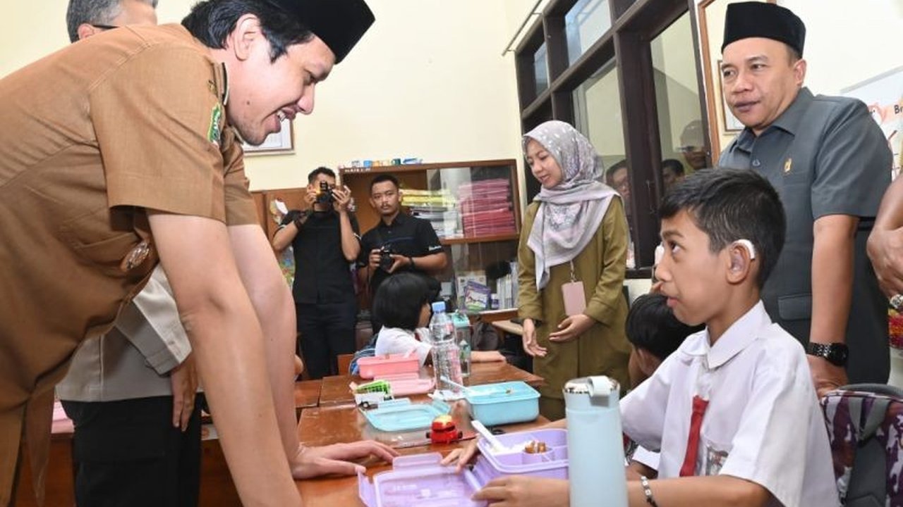 Pemerintah Kabupaten Trenggalek melakukan uji coba program Makan Siang Bergizi Gratis (MBG) di SLB Kemala Bhayangkari, sebagai persiapan jika program prioritas Presiden resmi diterapkan.