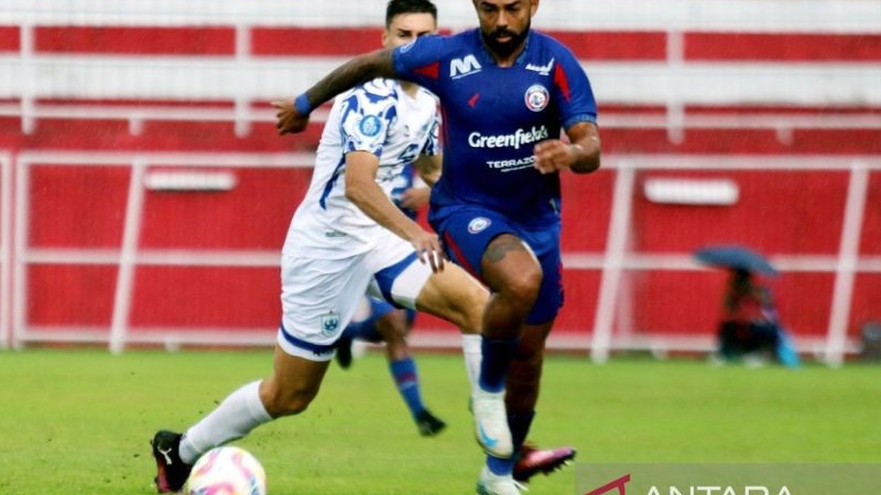Pelatih Arema FC, Ze Gomes, menyalahkan kondisi lapangan Stadion Soepriadi yang tergenang air hujan sebagai penyebab kegagalan timnya mengalahkan PSIS Semarang dengan skor akhir 2-2.