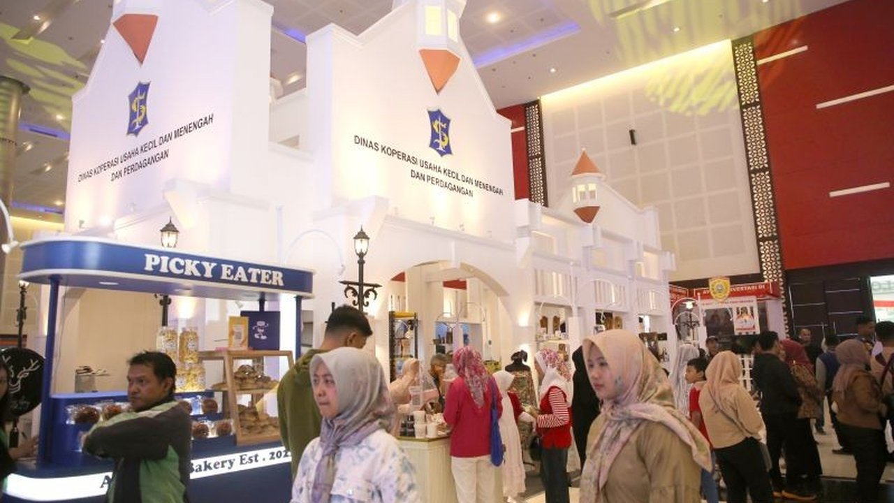 Pemerintah Kota Surabaya meluncurkan hotline untuk membantu korban penipuan berkedok pinjaman UMKM, menyusul kasus penipuan yang menimpa belasan pelaku UMKM di Benowo, dan menawarkan bantuan pemulihan BI checking serta permodalan.