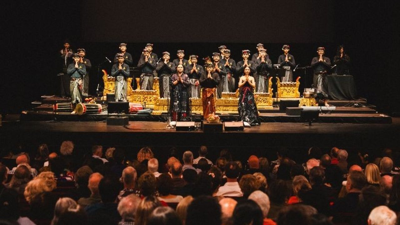 Cine-concert 'Samsara' karya Garin Nugroho sukses memukau lebih dari 1.200 penonton di Perth Festival, Australia, memadukan musik live dan visual yang menghipnotis.