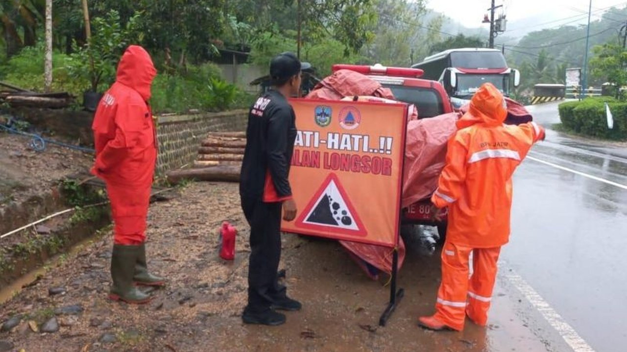 Bencana tanah longsor dua kali terjadi di jalur Ponorogo-Pacitan, menyebabkan akses jalan putus total, namun berhasil dibuka kembali dengan bantuan alat berat.