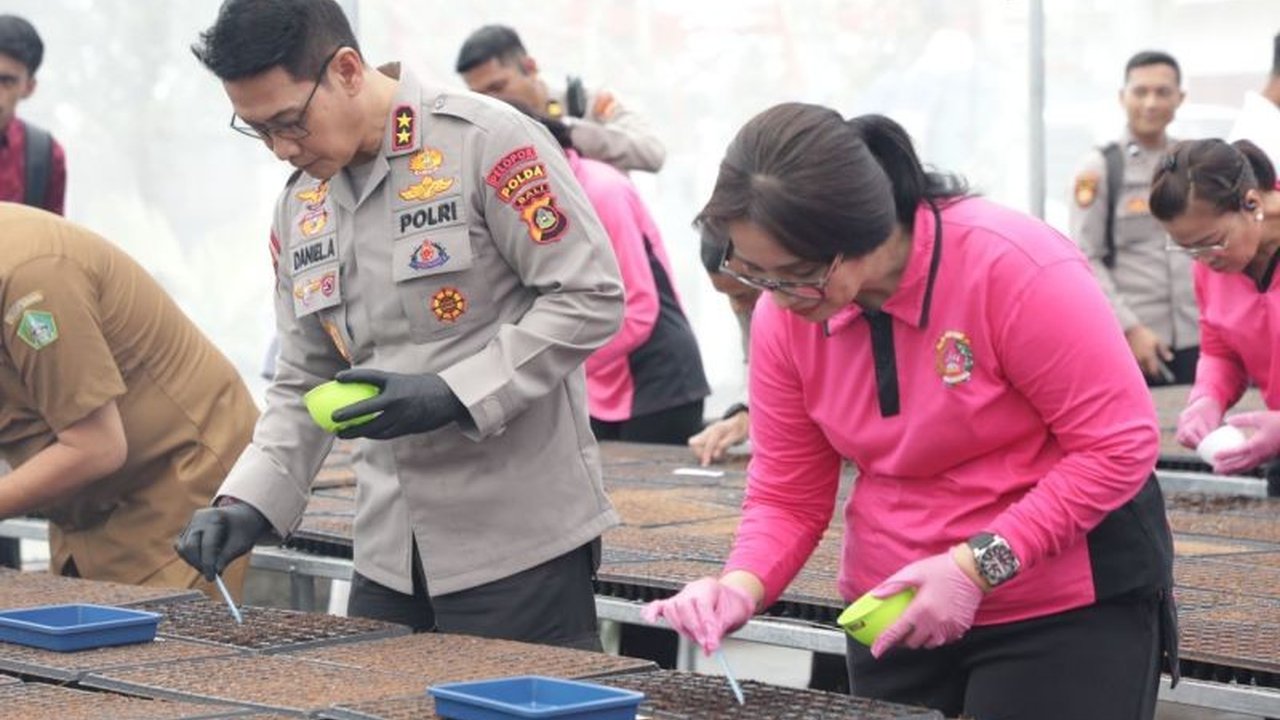 Polda Bali menanam 14.933 bibit tanaman di Tabanan untuk mendukung ketahanan pangan nasional, dengan harapan dapat meningkatkan kesejahteraan masyarakat sekitar.